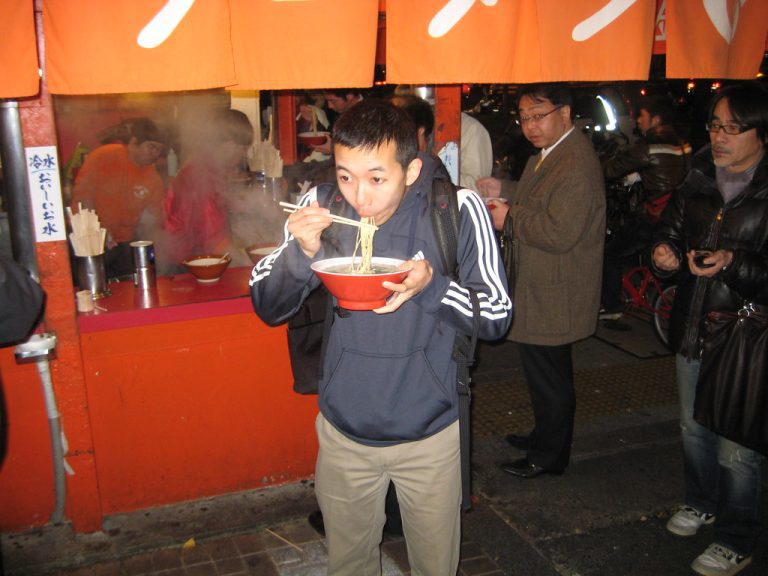 Is walking and eating rude in Japan? Japan Nihon 🇯🇵