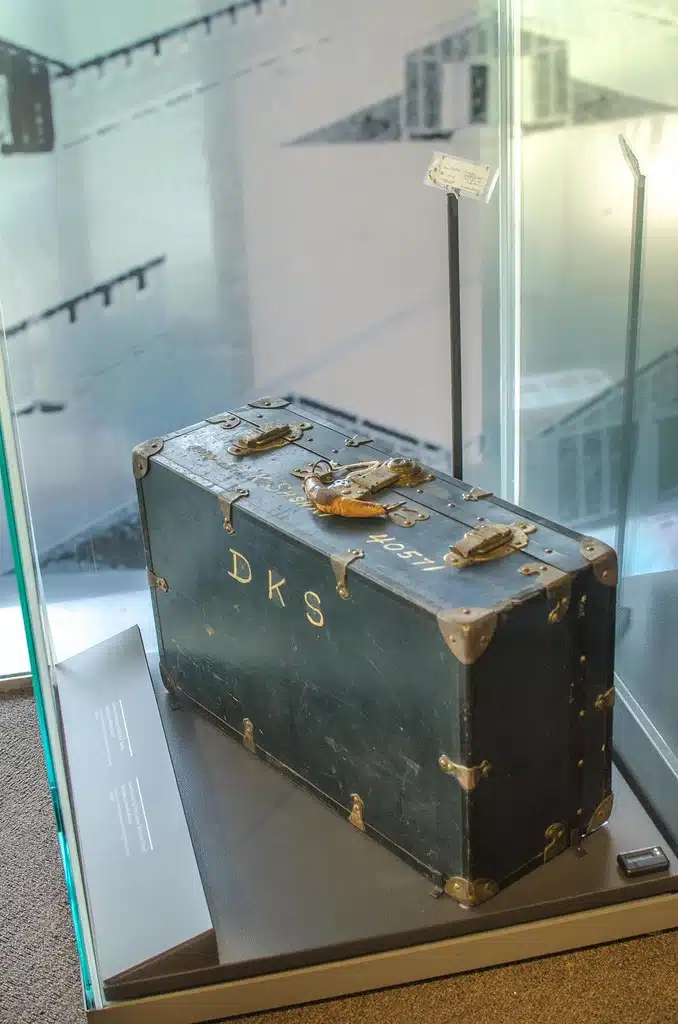 Does Japan allow dual citizenship?