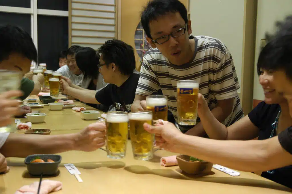 What is Japanese drinking etiquette?