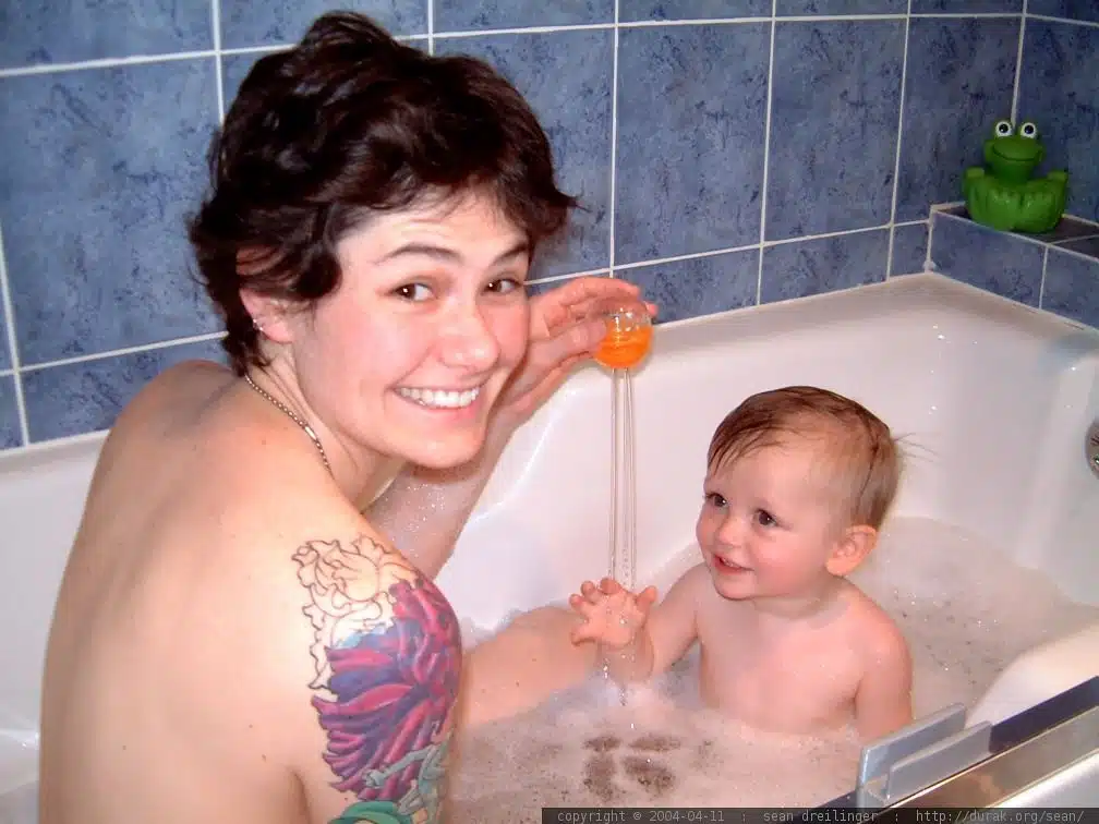 Do Japanese mothers bath their sons?