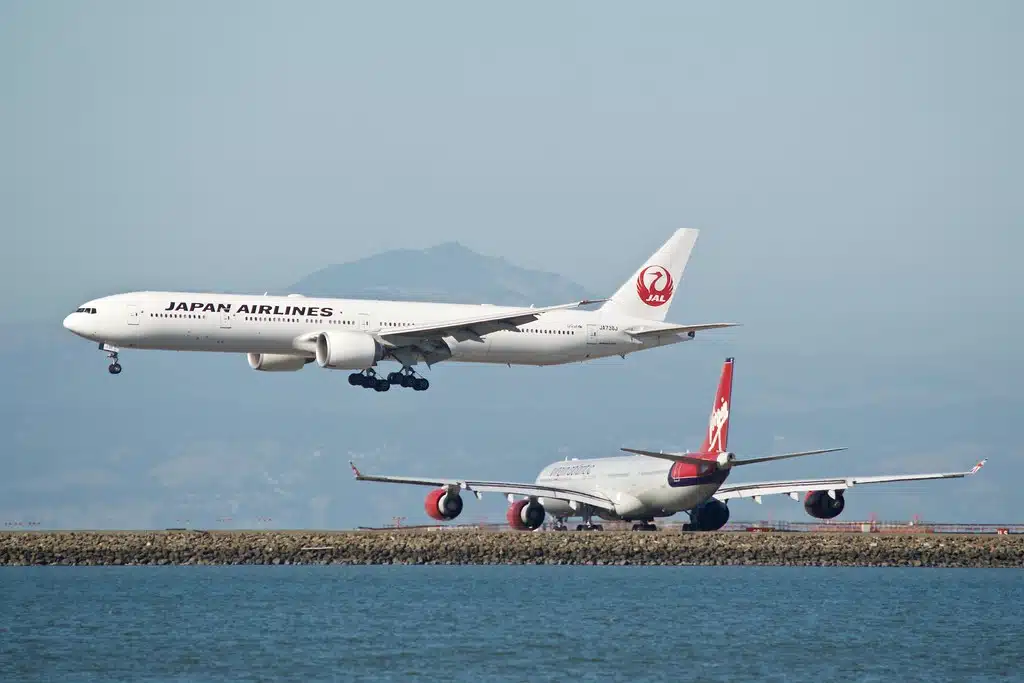 What airlines fly direct to Japan?