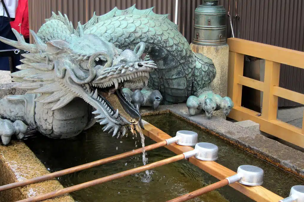 How do Japanese wash themselves?