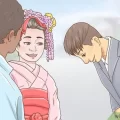 How do Japanese greet their friends?