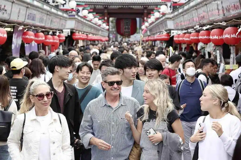 How many tourists in tokyo per day?